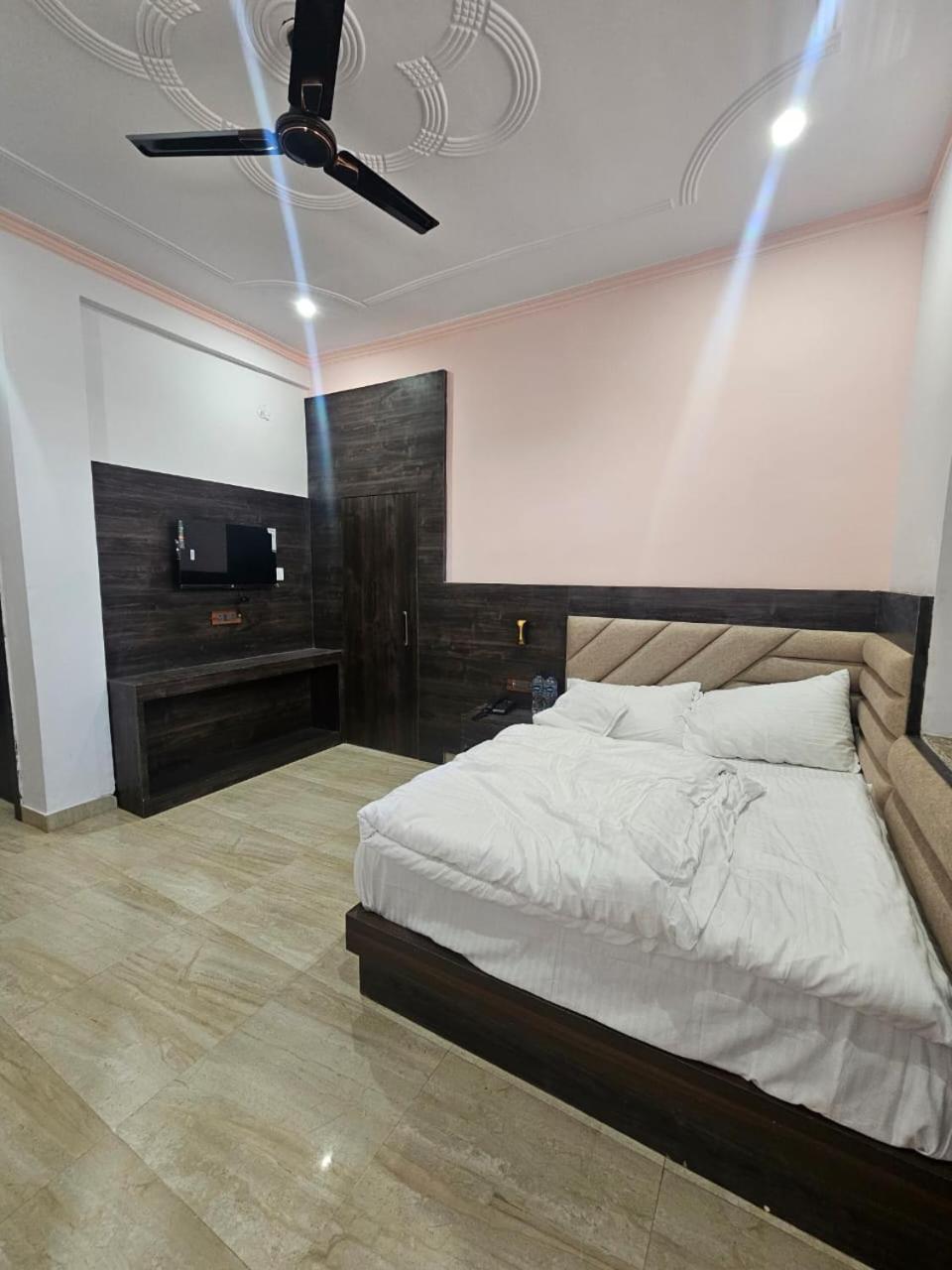 Hotel Shri Krishna Divine Dham Mathura Zewnętrze zdjęcie