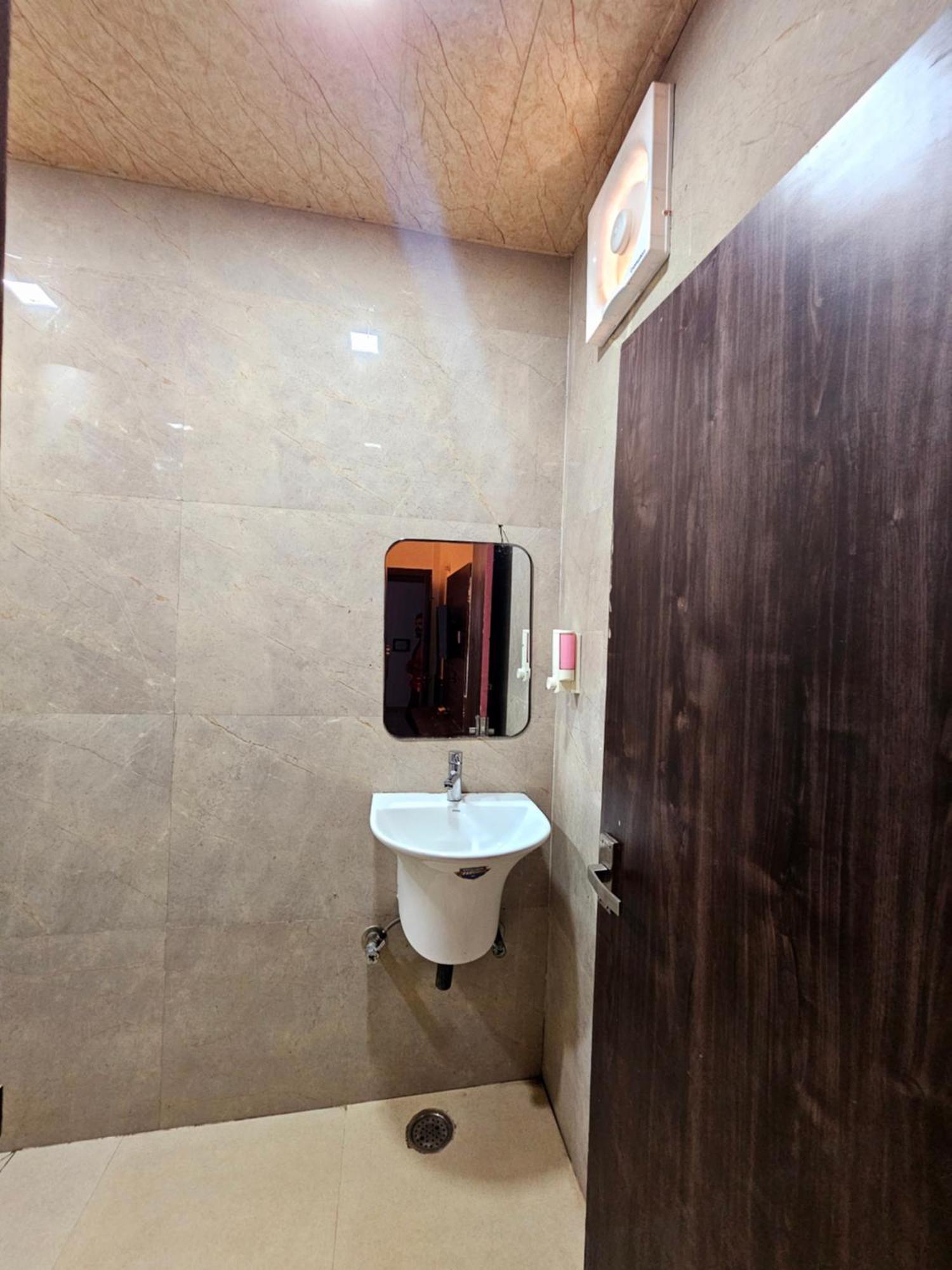 Hotel Shri Krishna Divine Dham Mathura Zewnętrze zdjęcie