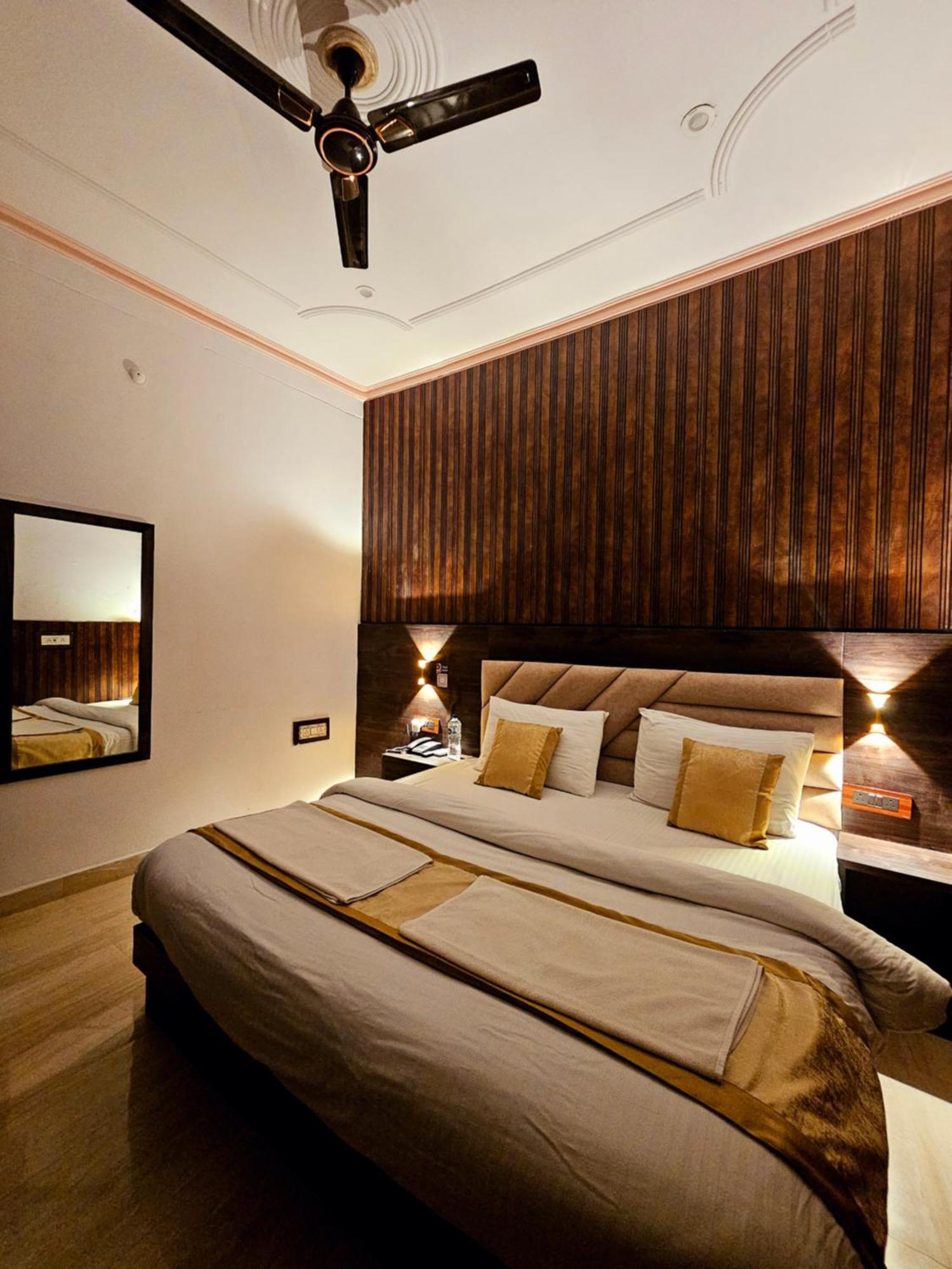 Hotel Shri Krishna Divine Dham Mathura Zewnętrze zdjęcie